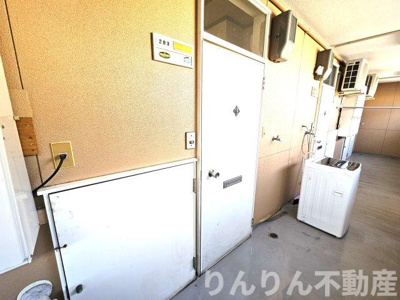【玄関】 | コーポ岩谷 | 収納もある玄関です
