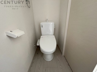 温水洗浄便座付トイレは温水洗浄機能により、暖かい水でおしりを洗浄することができ、冷たい水を使う従来の便座に比べ、温水洗浄機能で暖かいトイレを提供し、快適な使用を可能にします。
