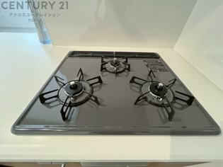 多数の調理器具を同時に使用でき、料理の効率化が可能。省エネで節約になり、様々な料理スタイルに適応できます。また、火力調整が独立しており、手入れや掃除もしやすく、今よりもっとお料理が楽しくなるかも。