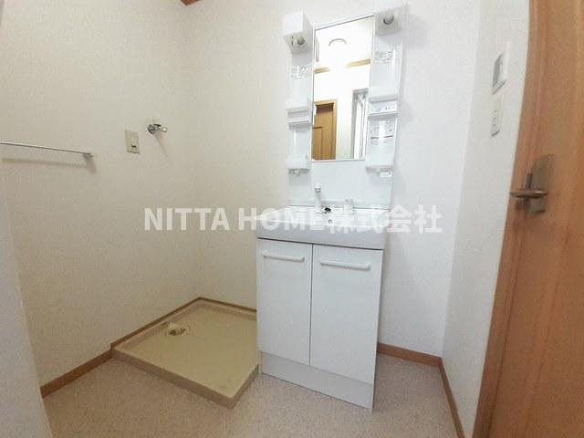 アルバプラシードⅠの洗面所|シャワー付き洗面台で身支度はバッチリ◎
