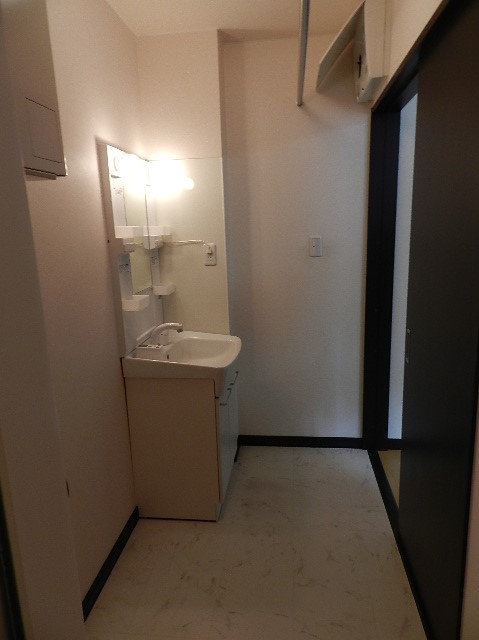 アパートメント美園の洗面所|忙しい朝には欠かせない洗面所です