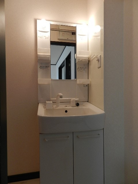 アパートメント美園の洗面所|スペースが確保できる洗面所です