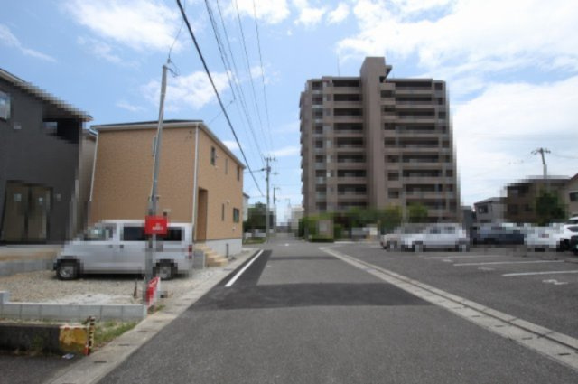 『目玉物件』　南金田（第1）　新築戸建　4号棟【全5区画】の前面道路含む現地写真|南側　幅　6.0ｍ　　間口　3.79ｍ：南西側　幅　6.01ｍ　間口　2.99ｍ：西側　幅　5.96ｍ　間口　12.45ｍ