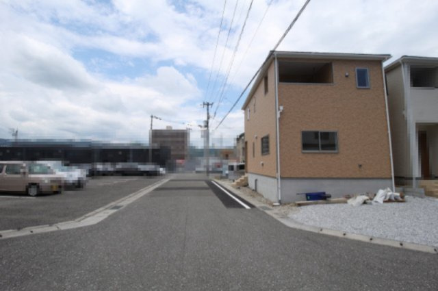 南金田（第1）　新築戸建　4号棟【全5区画】の前面道路含む現地写真|南側　幅　6.0ｍ　　間口　3.79ｍ：南西側　幅　6.01ｍ　間口　2.99ｍ：西側　幅　5.96ｍ　間口　12.45ｍ