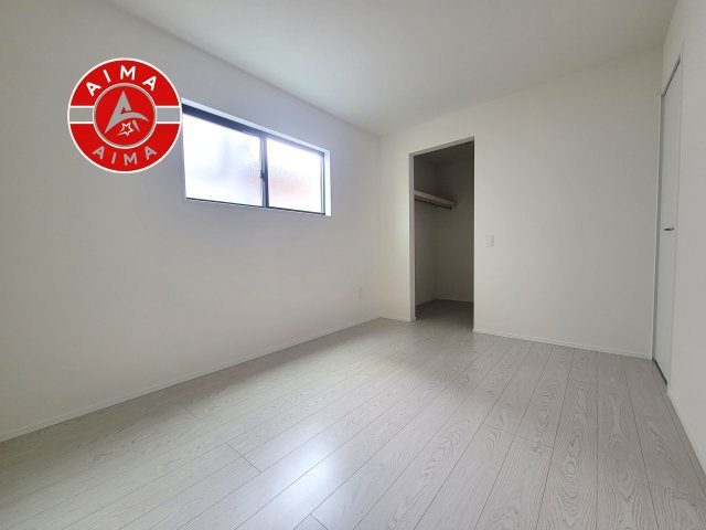 須恵町大字佐谷第8-1棟(号棟)の子供部屋|柔らかい陽光が差し込む明るいお部屋を演出する設計。彩光の取れる窓が気持ちの良いお部屋を創り上げます。