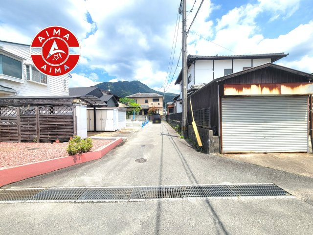 須恵町大字佐谷第8-1棟(号棟)の前面道路含む現地写真|前面道路は閑静な住宅地をはしる車通りの少ない道路。お車の出し入れが苦手なママや小さなお子様にも安心ですね。しっかり舗装もされているので、ベビーカーや自転車で通っても快適に通行できます。