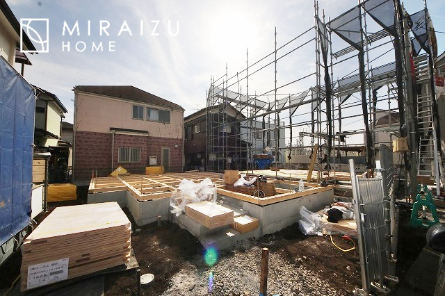 【外観】 | 青く澄み渡った綺麗な空と、陽の光をたっぷりと受ける、そんな新築住宅で新生活をスタートしてみませんか？見学・ご相談等、ミライズホーム(株)までお気軽にご連絡下さい。