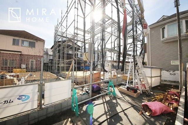 【前面道路含む現地写真】 | プライバシー性と開放感を高める住環境。陽当たりの良い開かれたロケーションを活かし、心地よい暮らしをプランニング