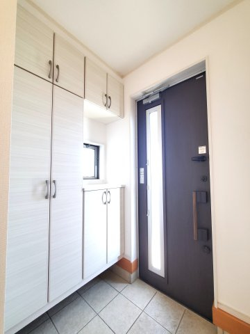 吉川市　中曽根1丁目　中古戸建の玄関|シンプルで使いやすい玄関です