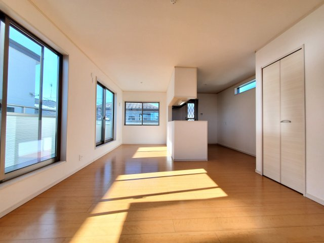 吉川市　中曽根1丁目　中古戸建の居間・リビング|居間です