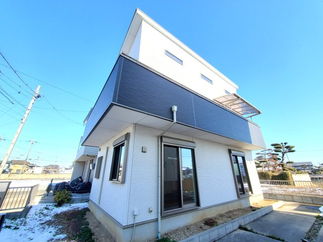 吉川市　中曽根1丁目　中古戸建の外観|シンプル上品な佇まい。長く愛せるデザイン