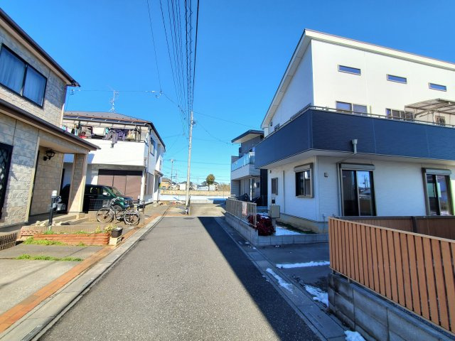 吉川市　中曽根1丁目　中古戸建の前面道路含む現地写真|前面道路含む現地写真です