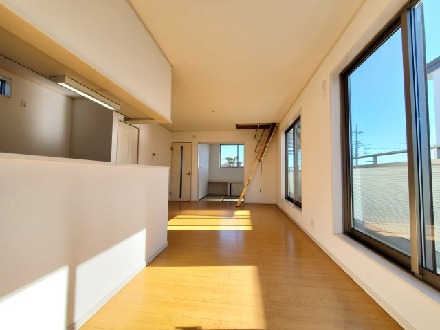 吉川市　中曽根1丁目　中古戸建の居間・リビング|使いやすい居間です