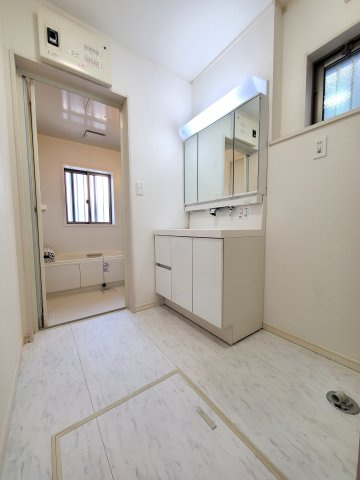 吉川市　中曽根1丁目　中古戸建の洗面所|脱衣スペースもあります