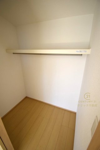 ハートフルタウン 　堀町2086番　Bの収納|ウォークインクローゼットは自由度の高い収納スペース。服だけでなく、帽子やバッグなどもまとめて管理することができます。おしゃれが楽しくなりますね♪
