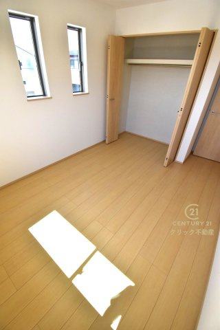 ハートフルタウン 　堀町2086番　Bの洋室|折戸を開くと壁面クローゼット。衣類が横一列に並ぶためひと目で洋服が選びやすい！衣類をたくさんお持ちの方もスッキリ片付きます♪