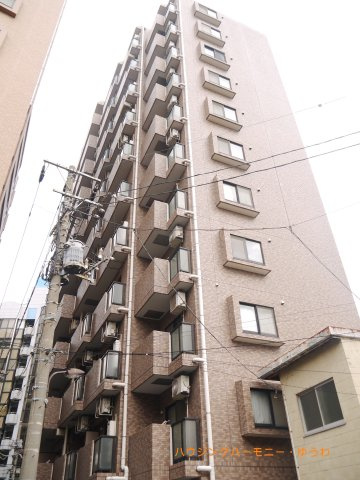 【外観】 | 日神パレステージ西池袋 | 陽光浴びる外観がシンプルな外観をより際立たせ、人々の記憶に存在感を植え付けます。
