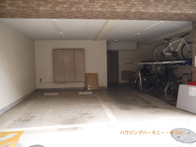 【駐輪場】 | 日神パレステージ西池袋 | 屋根付きの駐輪場となっていますので、雨の日でも大切な自転車が濡れずに済みます。