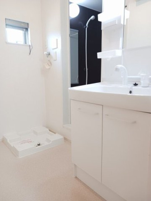 【洗面所】 | フルーリエ | 明るい洗面所です