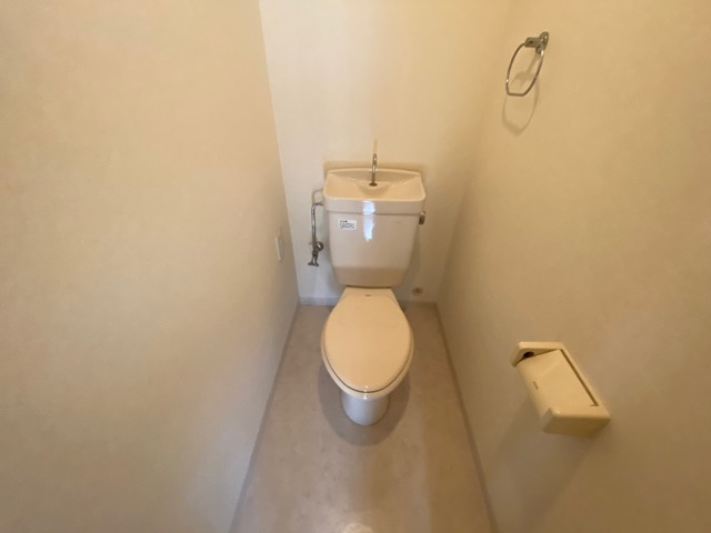 シンプルで掃除のしやすいトイレです♪