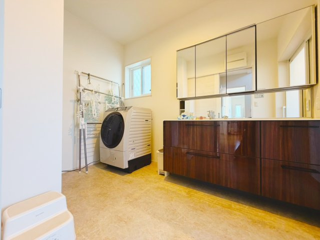 セクシーな洗面台♪筑西市幸町の築浅戸建の独立洗面台