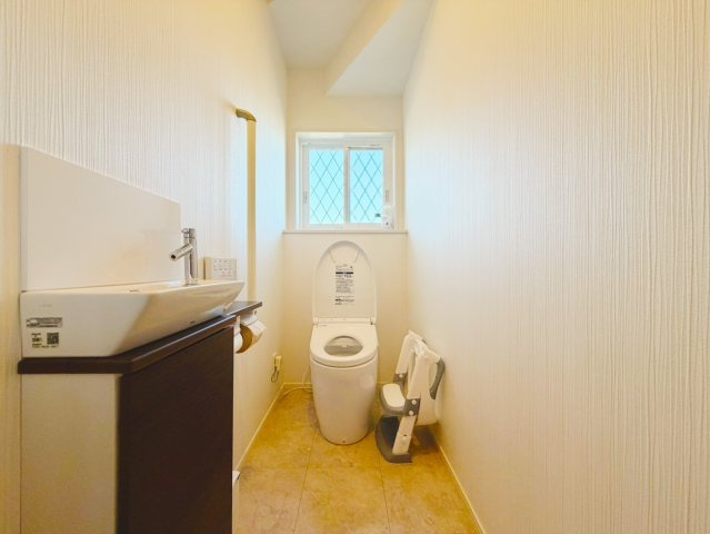 セクシーな洗面台♪筑西市幸町の築浅戸建のトイレ