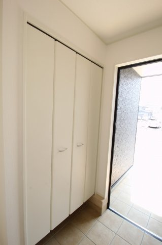 南金田（第1）　新築戸建　5号棟【全5区画】の収納|玄関収納