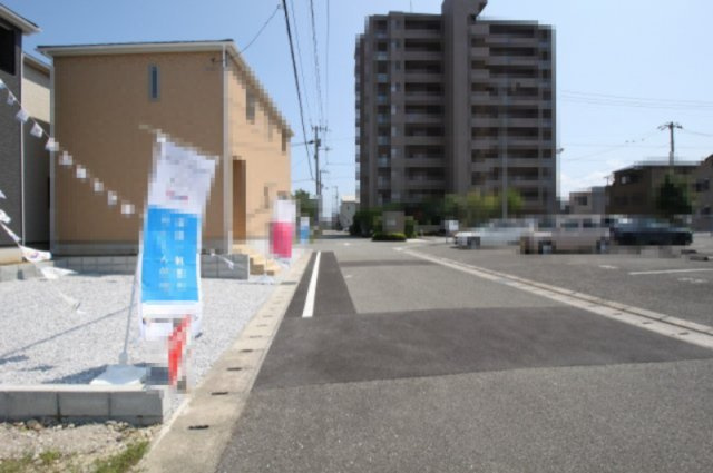南金田（第1）　新築戸建　5号棟【全5区画】の前面道路含む現地写真|西側　幅　5.97ｍ　　間口　6.53ｍ