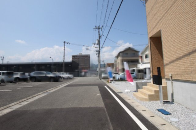 南金田（第1）　新築戸建　5号棟【全5区画】の前面道路含む現地写真|西側　幅　5.97ｍ　　間口　6.53ｍ