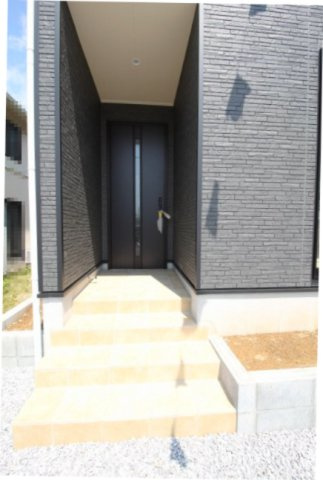 南金田（第1）　新築戸建　5号棟【全5区画】の玄関