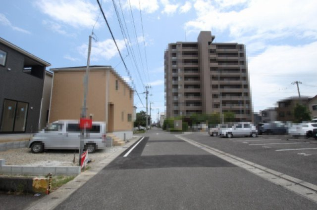 南金田（第1）　新築戸建　5号棟【全5区画】の前面道路含む現地写真|西側　幅　5.97ｍ　　間口　6.53ｍ