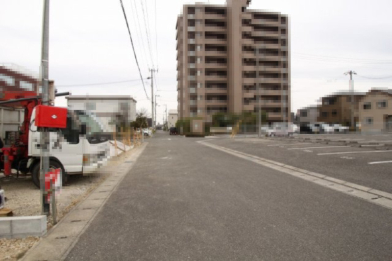南金田（第1）　新築戸建　5号棟【全5区画】の前面道路含む現地写真|西側　幅　5.97ｍ　　間口　6.53ｍ