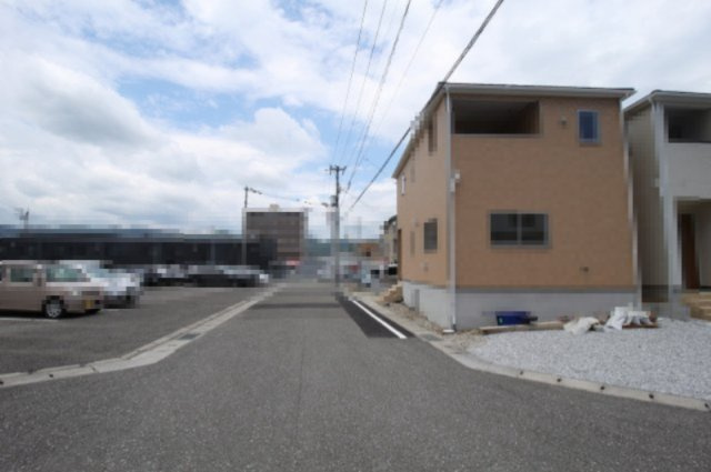 南金田（第1）　新築戸建　5号棟【全5区画】の前面道路含む現地写真|西側　幅　5.97ｍ　　間口　6.53ｍ