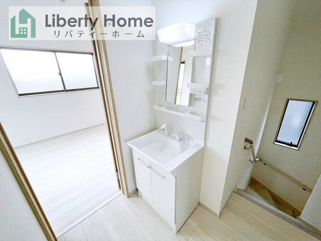 筑西市市野辺25-P1　新築戸建　2号棟の独立洗面台