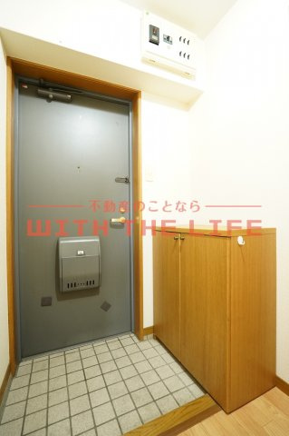 レジデンス亜依II【キャッシュバック対象物件】の玄関|明るい玄関です