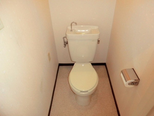 コンパクトで使いやすいトイレです☆