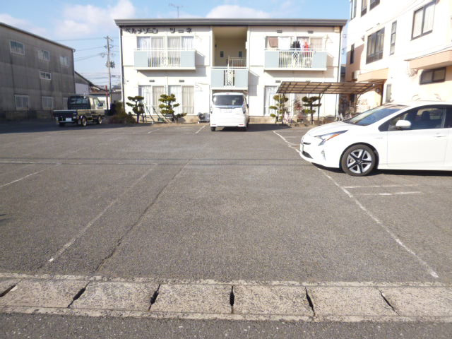 ベルメゾンツネの駐車場