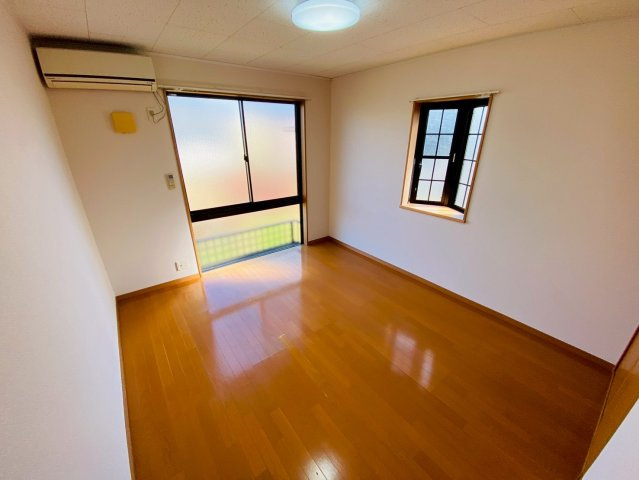 【洋室】 | 角部屋タイプの写真です☆　※出窓はつきません