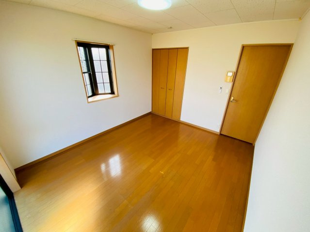 【洋室】 | 角部屋タイプの写真です☆　※出窓はつきません