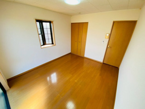 【洋室】 | 角部屋タイプの写真です☆　※出窓はつきません