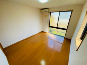 【居間・リビング】 | 角部屋タイプの写真です☆　※出窓はつきません