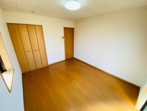 【寝室】 | 角部屋タイプの写真です☆　※出窓はつきません