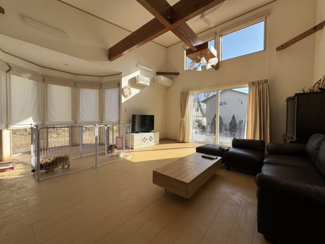 築浅の綺麗でおしゃれな平家♪　那須町高久丙の注文中古住宅の居間・リビング|天井が高く20帖以上のリビングです。