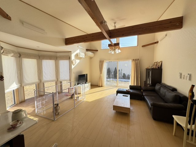 築浅の綺麗でおしゃれな平家♪　那須町高久丙の注文中古住宅の居間・リビング|ゆったり過ごせるリビングです