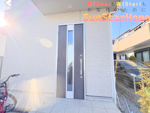 【サンスターホーム】瑞穂町　長岡1丁目　中古戸建ての玄関