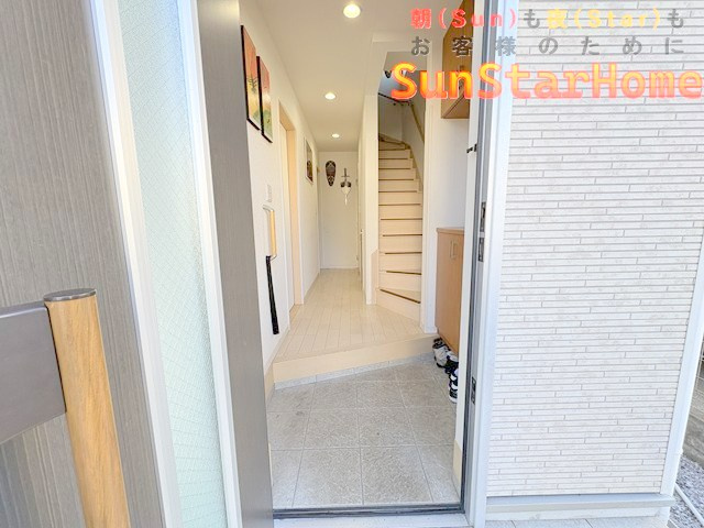 【サンスターホーム】瑞穂町　長岡1丁目　中古戸建ての玄関