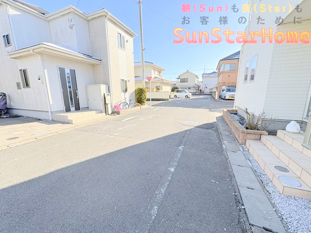 【サンスターホーム】瑞穂町　長岡1丁目　中古戸建ての前面道路含む現地写真
