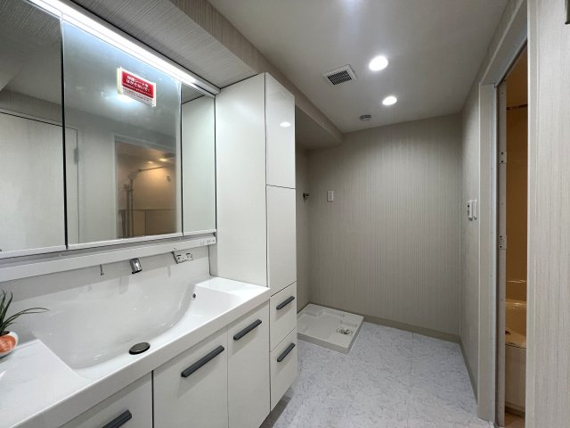 海あり！山あり！駅直結！スーパーあり！不満はなし！！卍【リノベ／サンビーチ追浜】の独立洗面台|独立洗面台で身支度をすべて済ませてしまいましょう