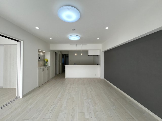 海あり！山あり！駅直結！スーパーあり！不満はなし！！卍【リノベ／サンビーチ追浜】の居間・リビング|ゆったりとした居間です