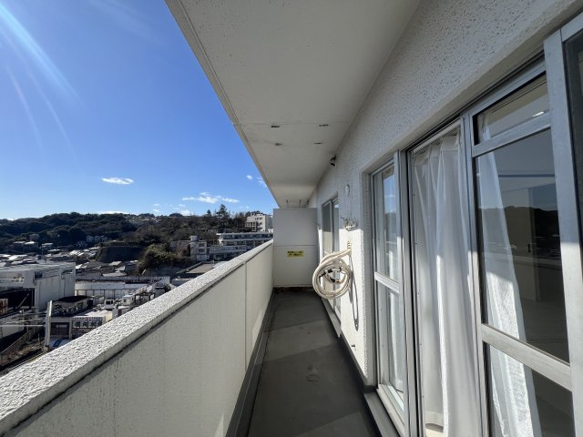 海あり！山あり！駅直結！スーパーあり！不満はなし！！卍【リノベ／サンビーチ追浜】のバルコニー|バルコニーがあります
